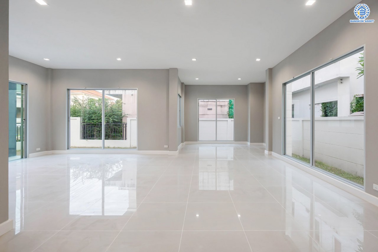 บ้านมือสองตกแต่งใหม่ โครงการ ไลฟ์บางกอกบูเลอวาร์ด ราชพฤกษ์-รัตนาธิเบศร์ เนื้อที่ 63 ตร.ว. ดีไซน์ตอบทุกไลฟ์สไตล์ ฟังก์ชัน 3 ห้องนอน 5 ห้องน้ำ 1 ห้องแม่บ้าน จอดรถได้ 2 คัน บนทำเลติดถนนราชพฤกษ์ ใกล้โรงเรียนเด่นหล้า  ห้าง Robinson Lifestyle Ratchaphruek เชื่อมต่อทุกเส้นทาง ใกล้รถไฟฟ้าสายสีชมพู "สถานีปากเกร็ด" และจุดขึ้นทางด่วน "ศรีรัช"